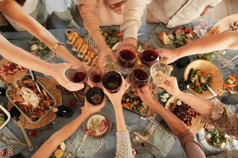 Vì sao cách mời rượu tiếp khách lại quan trọng?